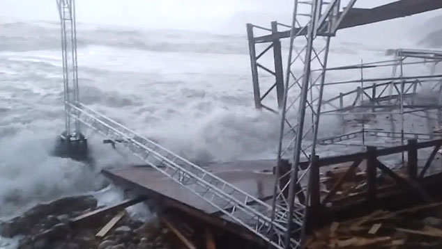 Balaklava, na Crimeia, atingida fortemente pelo mar revolto, durante a tempestade Bettina no dia 26. Crdito: reproduo via twitter @WxNB 