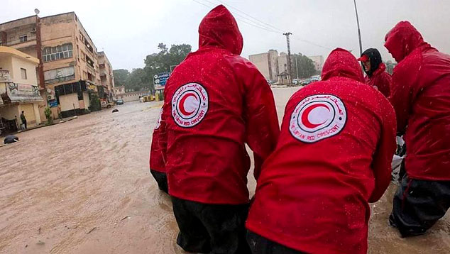 Voluntrios do Crescente Vermelho na Lbia trabalham no resgate de milhares de pessoas vtimas das enchentes esta semana. Crdito: Divulgao Crescente Vermelho na Lbia