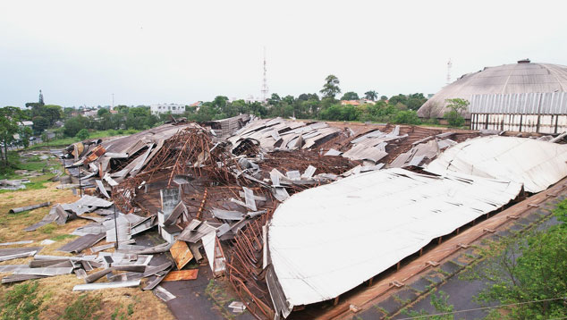 Destruio em Cascavel, oeste do Paran, aps um tornado ter atingido a rea urbana dia 4 de outubro. Crdito: Prefeitura Municipal de Cascavel  