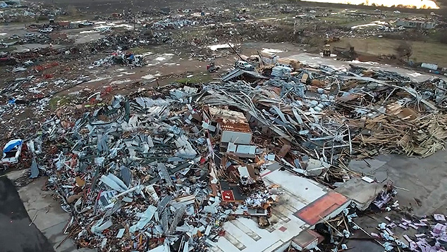 Imagem feita por drone em Rolling Fork, no Mississippi, completamente devastada por um tornado EF4. Crdito: Imagens divulgadas pelo twitter Jordan Hall.   