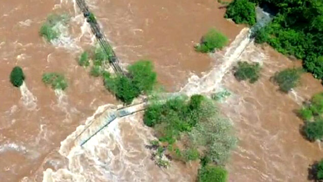 Reproduo de imagem por drone mostra o impacto da cheia do Rio Iguau sobre a passarela argentina da Garganta do Diabo, nas Cataratas do Iguau. Crdito:  Administrao de Parques Nacionais (APN) da Argentina. 