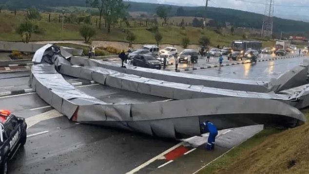 A ventania da quarta-feira derrubou por completo o portal da entrada do munic�pio de Pindamonhangaba, no Vale do Para�ba em S�o Paulo. Cr�dito: Divulga��o Prefeitura Municipal de Pindamonhangaba  