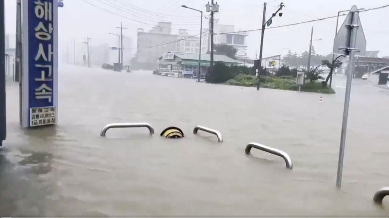 Inundao na praia de Anmok, em Gangneung-si, leste da Coreia do Sul, provocada pelas chuvas fortes da tempestade tropical Khanun. Crdito: Divulgao via twitter @hw hw115 