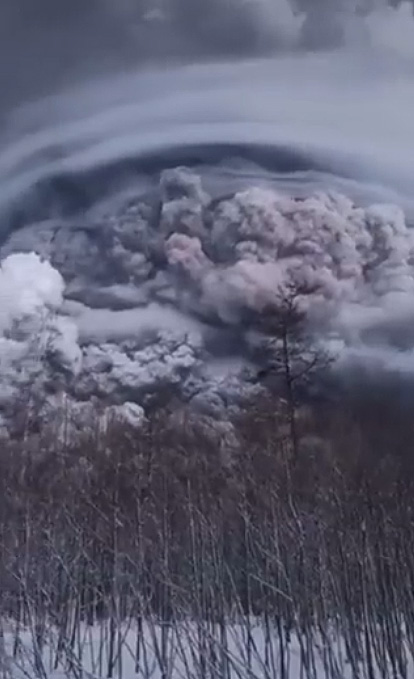 Grande nuvem de cinzas se espalha por vilarejo em Kamchatka, aps erupo do vulco Shiveluch. Crdito: Dmitri Levin/divulgao twitter @volcaholic1  
