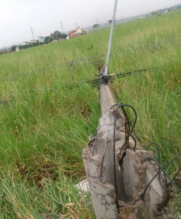 Pelo menos 20 postes de energia foram derrubados pela for�a dos ventos em Americana na tarde do dia 27 de setembro. Cr�dito: Divulga��o Defesa Civil  