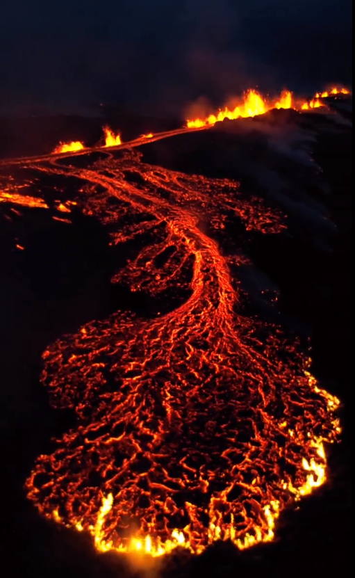 Fluxos de lava vistos de cima em atividade de vulc�o na Isl�ndia em 10 de julho. Cr�dito: Divulga��o via twitter @mondoterremoti/Smile Adventure  