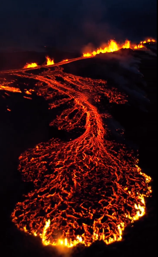 Fluxos de lava vistos de cima em atividade de vulco na Islndia em 10 de julho. Crdito: Divulgao via twitter @mondoterremoti/Smile Adventure  