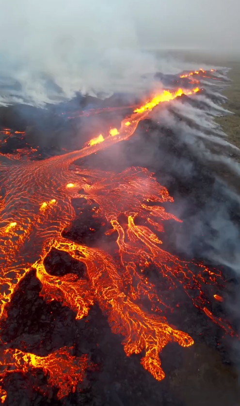 Fluxos de lava escorrem de vulco no sul da Islndia. Crdito: Divulgao via twitter @mondoterremoti/Smile Adventure