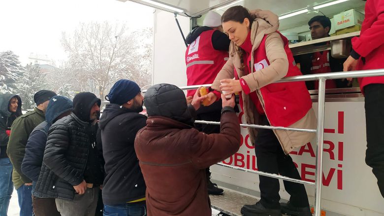 Voluntrios da Cruz Vermelha na Turquia ajudam distribuindo refeies e bebidas quentes  milhares de pessoas afetadas pelos terremotos do dia 6. Crdito: Divulgao Cruz Vermelha 
