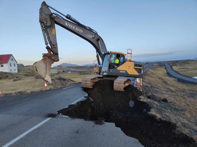 Grande rachadura em estrada de Grindavík, na Islândia. Todos os acessos estão fechados e o trânsito proibido na cidade devido ao aumento da atividade sísmica e o risco de erupção vulcânica. Crédito: Administração Rodoviária da Islândia