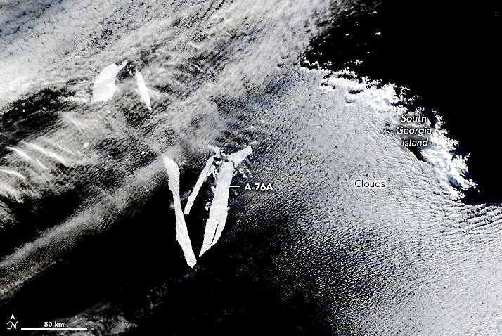 Imagem de satlite destaca o grande iceberg A76A, que comea a se romper em mais pedaos nas prximidades da Gergia do Sul, depois de dois anos. Crdito: Captura Terra/NASA em 24 de maio. 