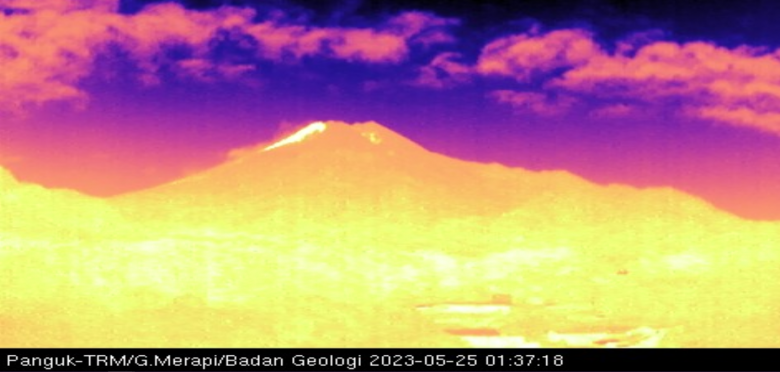 Imagem termal revela magma escorrendo da cratera do Merapi. Crdito: BPPTKG