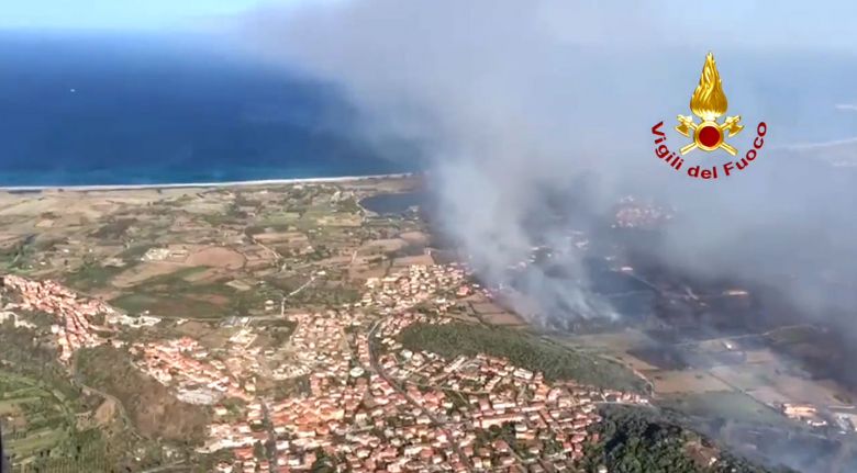 Avio do Corpo de Bombeiros da Itlia sobrevoa os focos de incndio que atingem a ilha da Sardenha. Crdito: Divulgao Vigili del Fuoco  