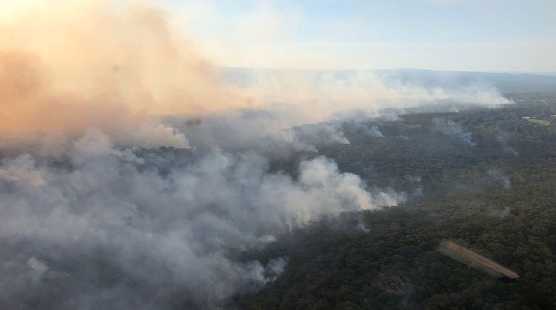Muita fumaa se espalha no foco de incndio registrado ao oeste da Rodovia  Monaro, em Nova Gales do Sul, no dia 19 de setembro. Crdito: Divulgao via twitter @NSWRFS