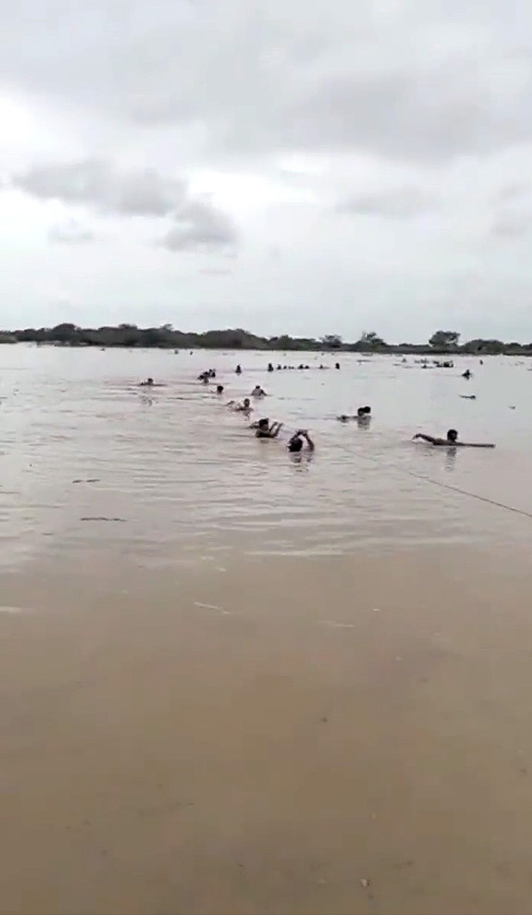 Inundao atinge povoado de Lambayeque no fim de semana. Exrcito est atuando na regio para resgatar famlias isoladas. Crdito: Divulgao pelo twiiter @martinseguras