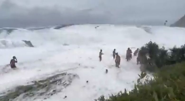 Altas ondas atravessaram a Pedra do Pampo, na praia de Itacoatiara surpreendendo os banhistas na ressaca de domingo. Crdito: Reproduo Redes Sociais  