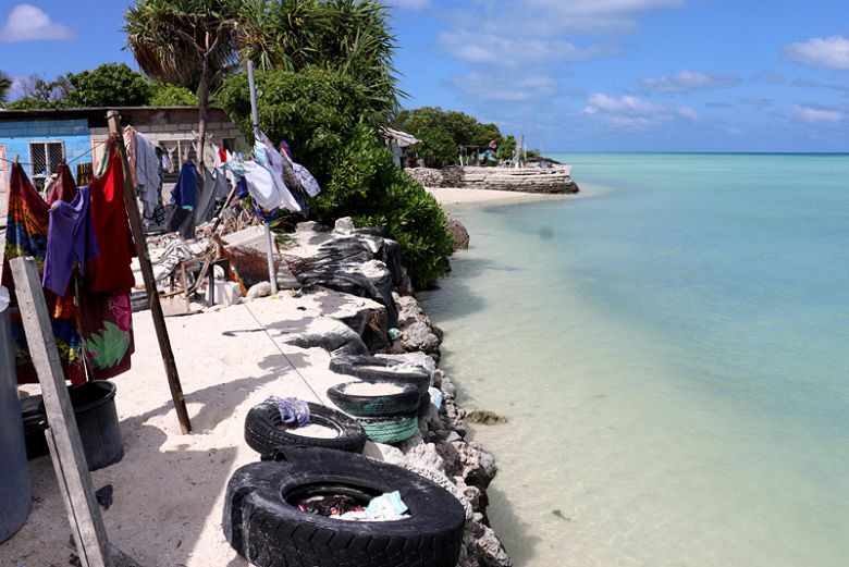 Tarawa, capital de Kiribati, abriga quase a metade da populao do arquiplago, ameaado pelas guas do mar. Crdito: Joanne Lillie/divulgao Mdicos Sem Fronteira.