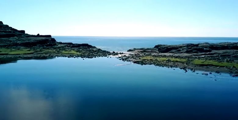 Imagem capturada por drone do lago  Sorvgsvatn, nas ilhas Faro. Crdito: Reproduo youtube/ArvidAxelsson