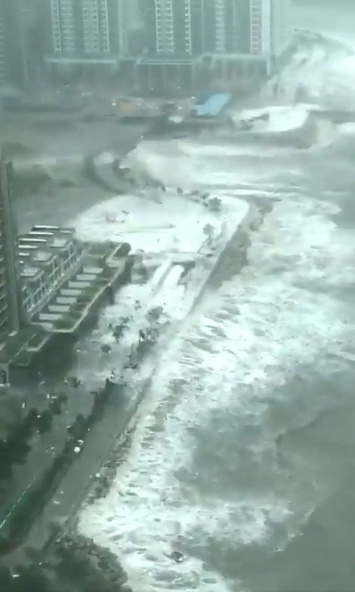 A aproximao do super tufo Saola deixou o mar revolto em toda costa sul da China. Crdito: Imagem Hong Kong/Divulgao via twitter @AnilKumarVerma  