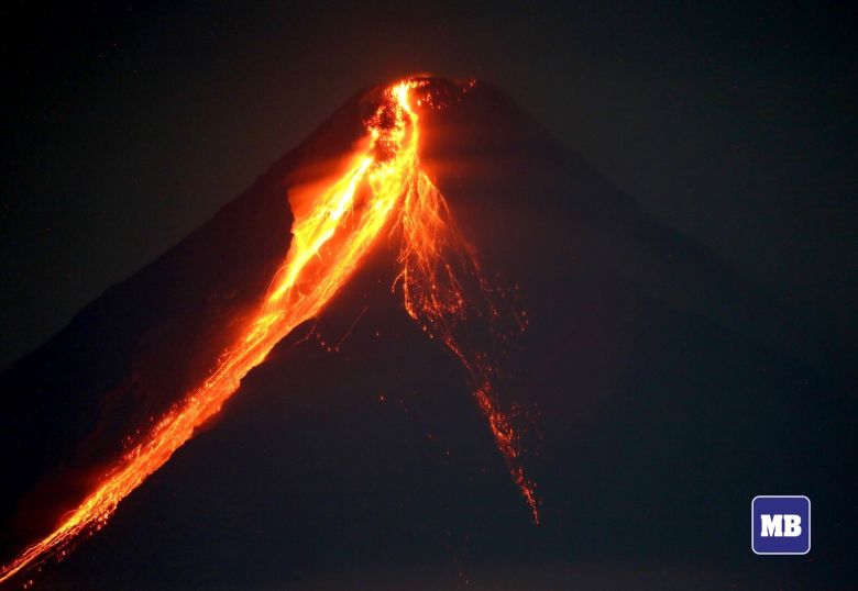 Vulco Mayon lana fontes de lava na noite do dia 11. Crdito: Ali Vicoy/Divulgao via twitter @manilabulletim'