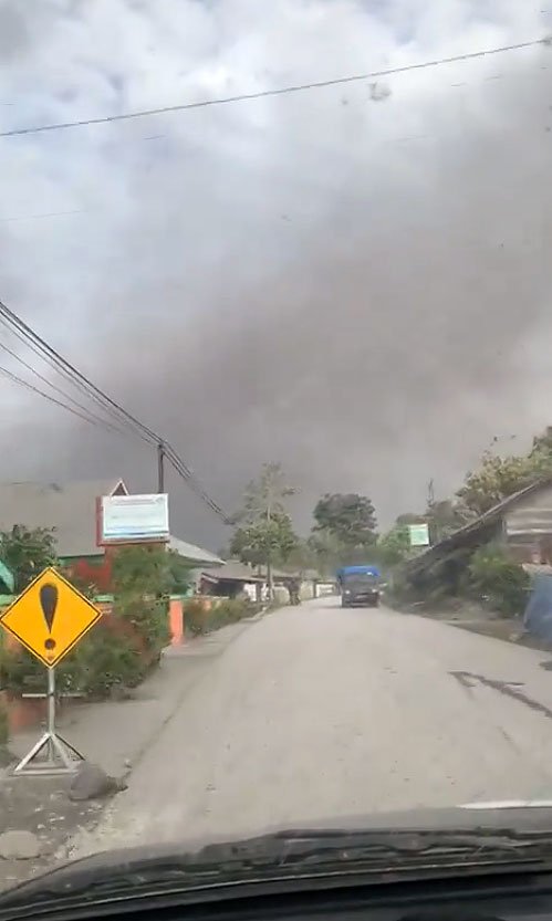 A chuva de cinzas vulcnicas e a fumaa reduziram a visibilidade nas proximidades do Merapi. Crdito: divulgao via twitter @BNPB Indonesia 