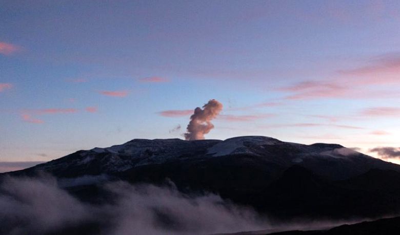 Nevado del Ruiz em atividade no dia 16 de abril. Vulco continua expelindo cinzas e gases por mais uma semana consecutiva. Crdito: Imagem por webcam/SGC