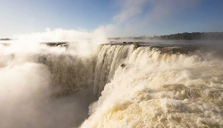 Passarela argentina sobre o Rio Iguau est interditada desde 8 de outubro por causa do grande volume de gua. Crdito: Parque Nacional Iguaz 