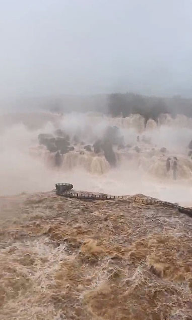 Passarela sobre as Cataratas do Iguau precisou ser interditada no lado brasileiro neste comeo de semana. Crdito: Divulgao Instagram @cataratasdoiguacu 