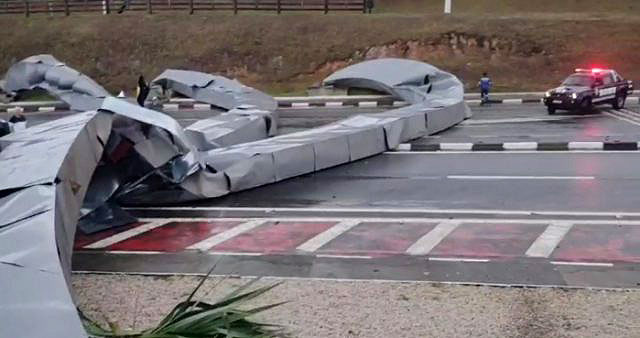 Portal da entrada da cidade de Pindamonhangaba destru�do pelos ventos estimados em at� 100 km/h, pela Defesa Civil. Cr�dito: Prefeitura de Pindamonhangaba 