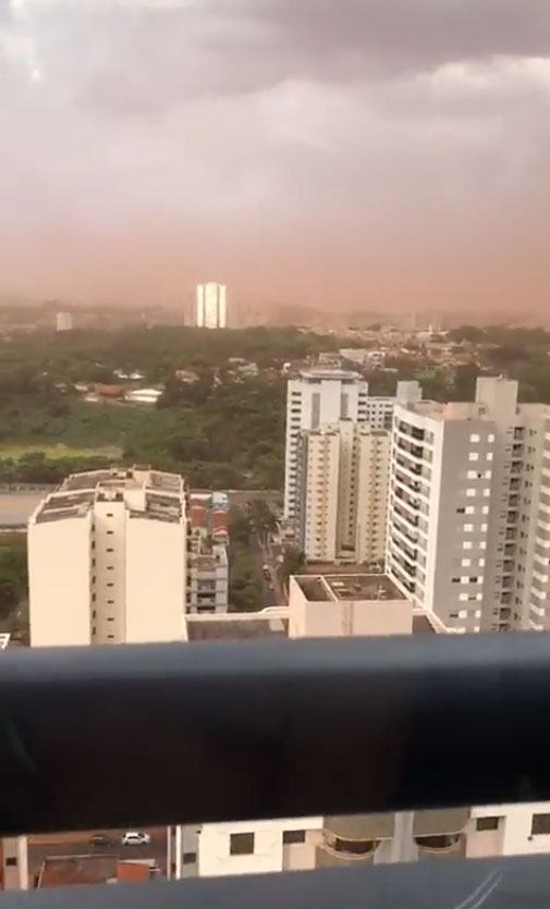 Ventos levantaram a poeira no meio da tarde da quarta-feira e assustaram moradores em Ribeirão Preto. Crédito: divulgação via twitter @EsmaelLeite 