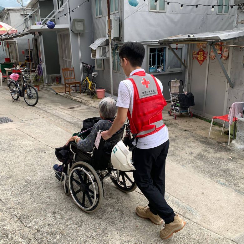Equipes da Cruz Vermelha em Hong Kong ajudam na retirada e suporte aos moradores nas reas de risco. Crdito: Divulgao Cruz Vermelha em Hong Kong.