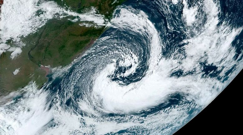 Um ciclone bomba se formou em alto mar afastado da costa do Brasil no fim de semana. Crdito: Imagem de satlite dia primeiro de abril/NOAA