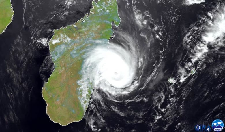 Imagem de satlite mostra o ciclone tropical Freddy chegando  Ilha africana de Madagascar na tera-feira, dia 21. Crdito: NOAA