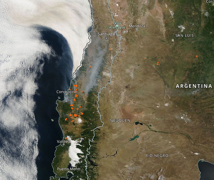 Imagem de satlite mostra fumaa e focos de incndios espalhados na regio de Concepcin, a 500 quilmetros ao sul de Santiago, em 5 de fevereiro. Crdito: Worldview/Nasa  