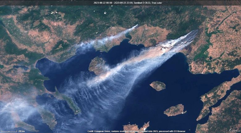 Imagem de satlite mostra os rastos de fumaa dos incndios na Grcia dia 22 de agosto. Crdito: Sentinel3/Copernicus 