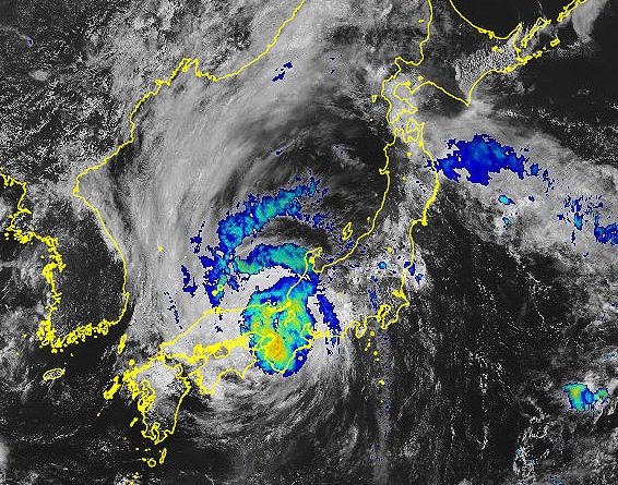 Imagem de satlite mostra as reas de chuva aumentando na madrugada sobre o Japo com o avano do tufo Lan. Crdito: satlite Himawari 8/9/AMJ