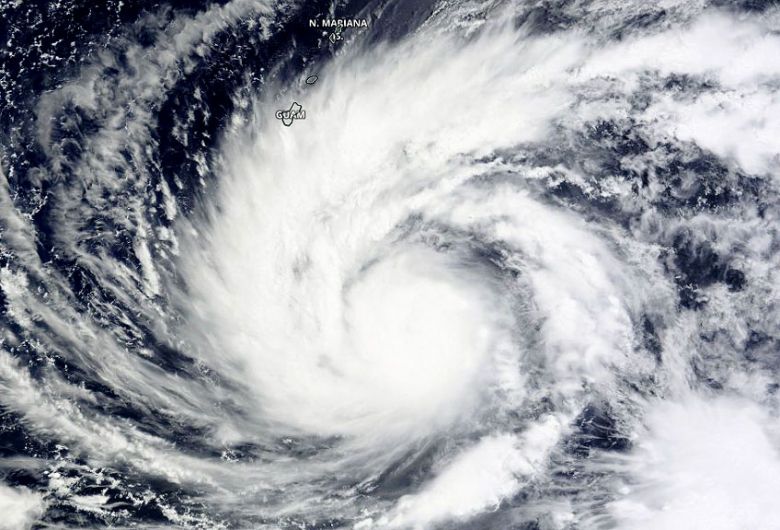 Imagem de satlite mostra o super tufo Mawar prximo s ilhas Guam e Rota, no Pacfico Ocidental dia 23 de maio. A regio j sente os efeitos da tormenta. Crdito: Worldview NASA