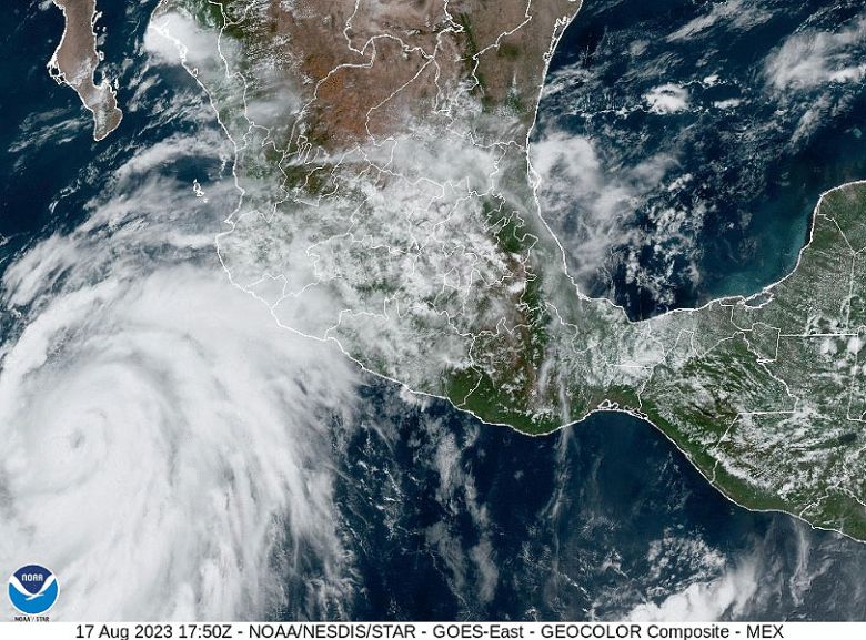 Imagem de satlite mostra o furaco Hilary categoria 2, ao lado da costa do Mxico, sobre o Pacfico, dia 17. Crdito: GOES-East/NOAA