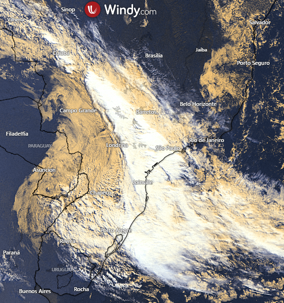 Imagem de satlite mostra a grande quantidade de nuvens espalhadas entre o litoral e o continente no Sul, SP e MS na manh do dia 15. Crdito: Windy. 