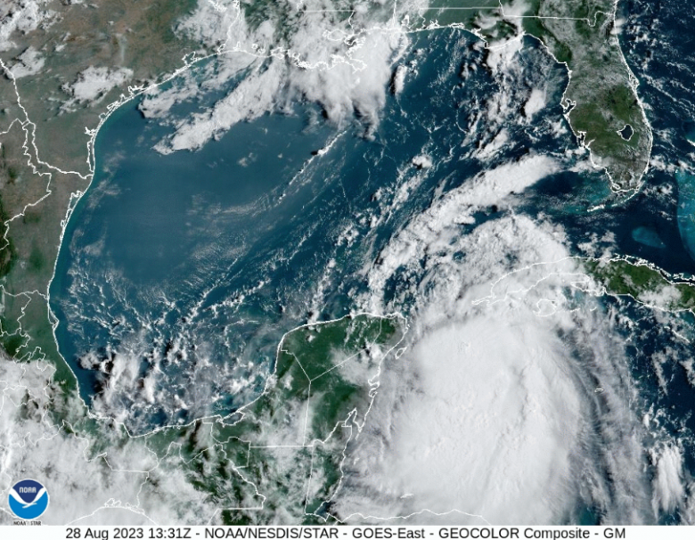 Imagem de satlite mostra a tempestade tropical Idalia posicionada entre o oeste de Cuba e a Pennsula da Yuctn na manh do dia 28. Crdito: Goes-East/NOAA