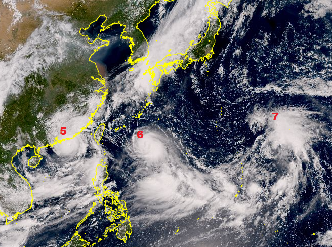  possvel identificar na imagem de satlite na sequncia, o super tufo Saola (5), o tufo Haikui (6) e a tempestade tropical Kirogi (7). Crdito: satlite Himawari 8/9/Agncia Meteorolgica do Japo. 