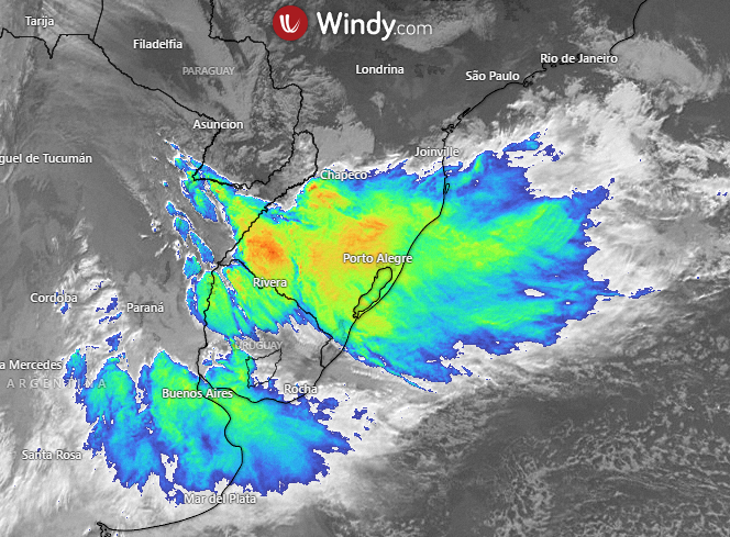 Imagem de satlite mostra a grande quantidade de nuvens pesadas sobre o RS e SC na manh do dia 12. Crdito: WINDY