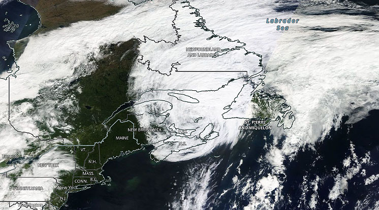 Imagem de satlite mostra as nuvens restantes de Lee ainda sobre o Canad no dia 17 de setembro. Crdito: Worldview/NASA 