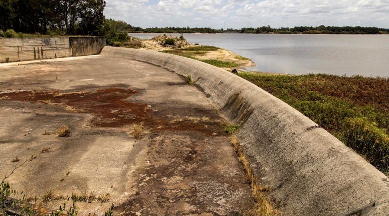 Imagem da Barragem Santa Brbara, que alimenta Pelotas, chegou a ficar quase seca no comeo do ano. Crdito: Divulgao Sanep. 