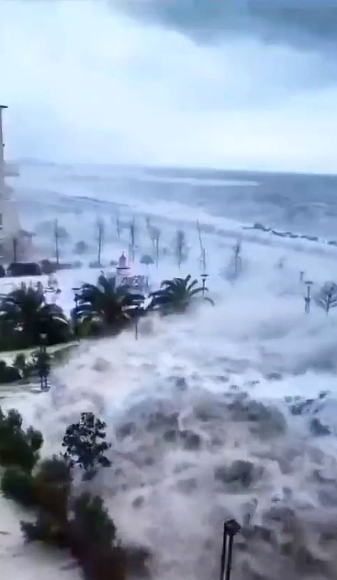 Tempestade Bettina gerou ondas gigantescas em sua passagem pelo Mar Negro no incio da semana. Crdito: reproduo via twitter @WxNB 