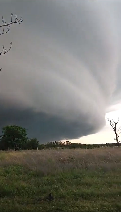 rea de tempestade chegando no departamento de Salto, no Uruguai no domingo. Crdito: Divulgao/reproduo via X (twitter) @MatiMederosURU/Pedro Oliveira
