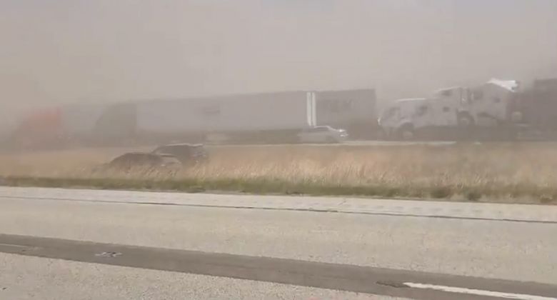 Forte tempestade de poeira surpreeende motoristas no centro-sul de Illinois. Crdito: Imagem Natahn Cornier/@NickHausenWx, pelo twitter. 