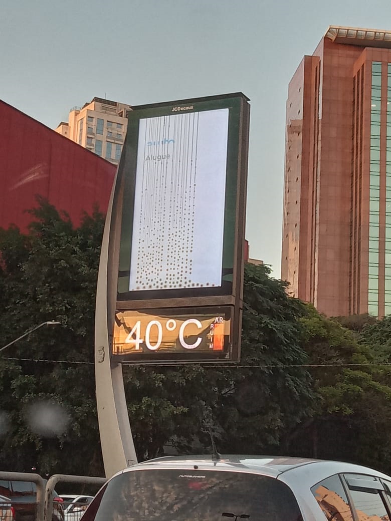Termômetro de rua marca 40°C às 18 horas na Avenida Juscelino Kubitschek, na capital paulista, na última terça-feira. Crédito: Painel Global 