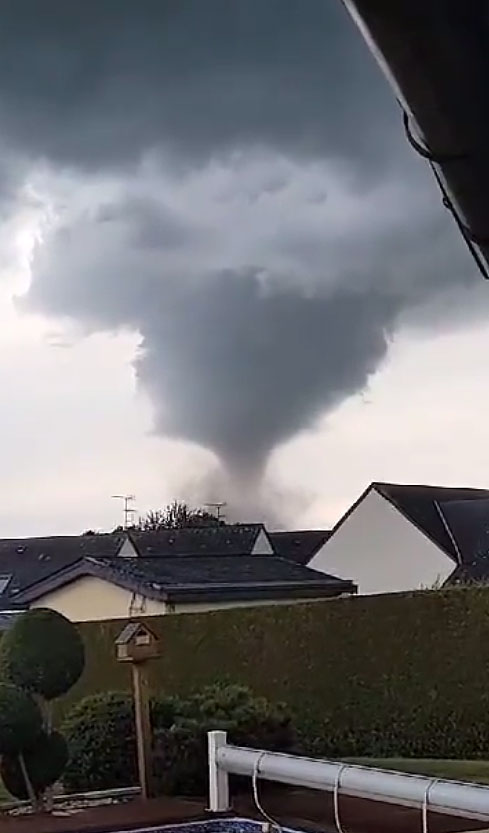 Tornado  flagrado no departamento de Mayenne, no noroeste da Frana dia 17 de setembro. Crdito: Divulgao via twitter @meteomayenne