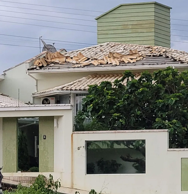 Ventos fortes destelharam casas em Sango na sexta-feira, dia 13. Crdito: Divulgao Defesa Civil de SC